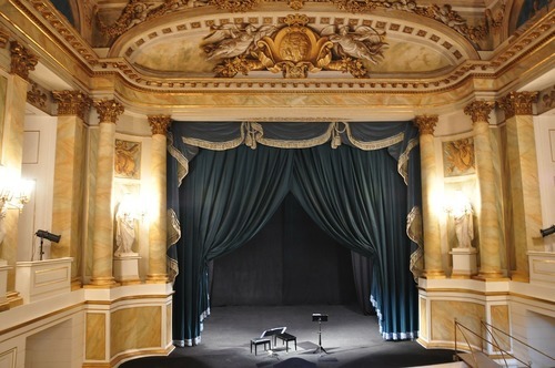Danmarks nationalscene: en omdiskuteret kulturinstitution Image